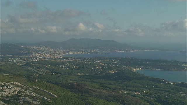 空中绿色海岸线通过雾/蔚蓝海岸，法国视频素材