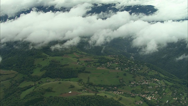 低空WS白云漂浮在格勒诺布尔/伊泽尔附近的山丘和山谷上，法国视频素材