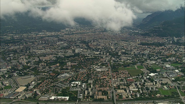 空中WS云漂浮在城市景观上，以伊泽尔河和阿尔卑斯为背景/格勒诺布尔，法国视频素材