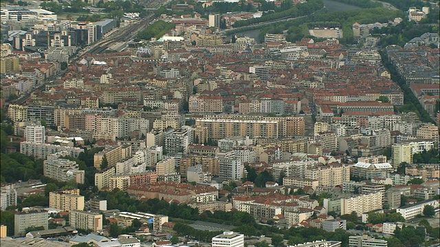 空中WS城市景观和城市中心，以伊泽尔河为背景/格勒诺布尔，法国视频素材