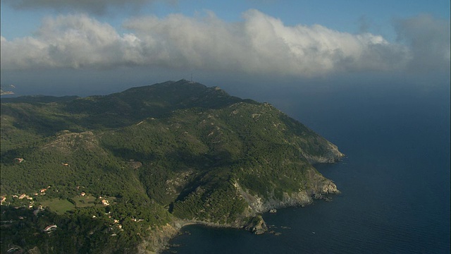 法国蔚蓝海岸的空中山脉视频素材