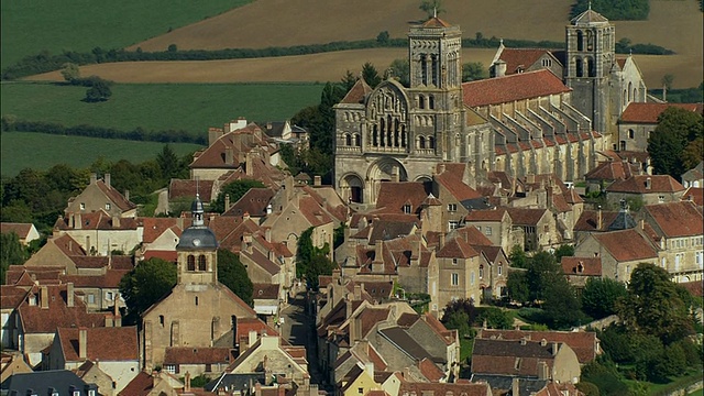 空中WS ZO教堂附近的巴斯利克圣马德琳镇山顶周围的风景/ Vezelay，法国视频素材