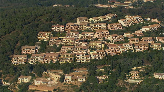 法国，La Croix Valmer山顶上的空中公寓和正在建造的房屋视频素材