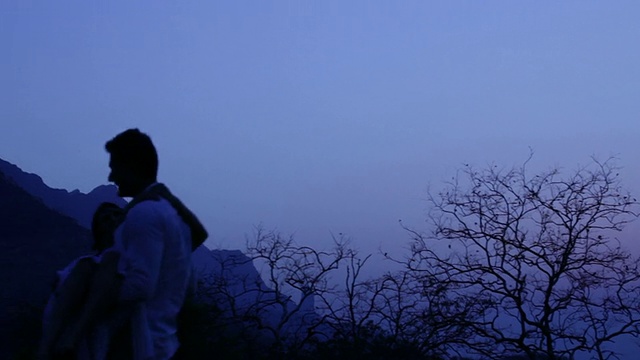 年轻夫妇在山车站浪漫视频素材