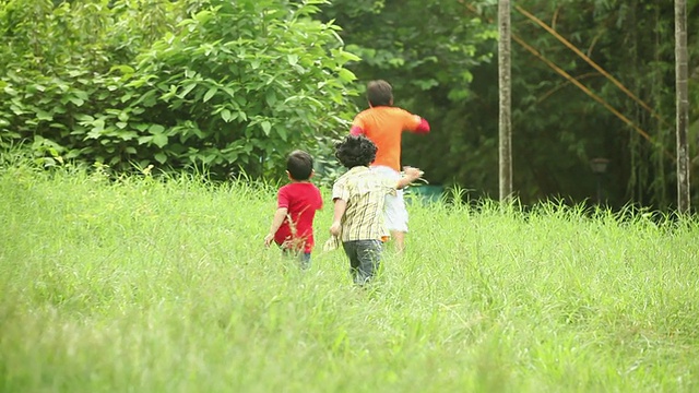 三个男孩在公园里跑步视频素材