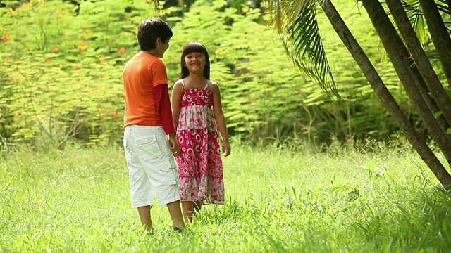 男孩和女孩在公园里浪漫视频素材