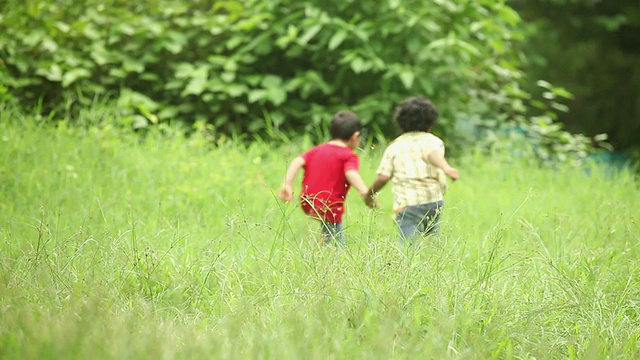 两个男孩在公园里跑步视频素材