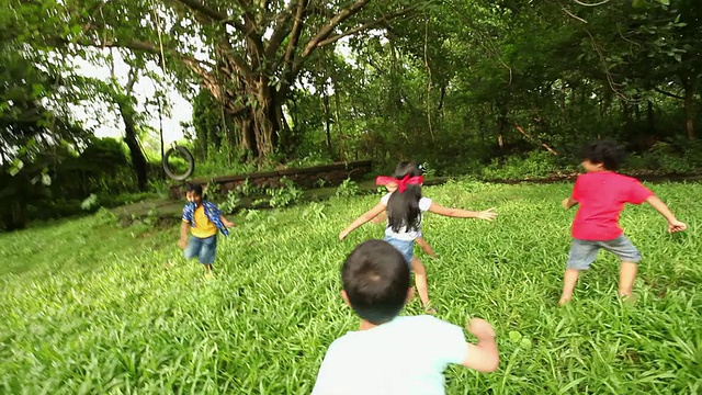 一群孩子在公园里玩视频素材