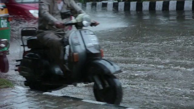 在充满水的道路上行驶的车辆视频素材