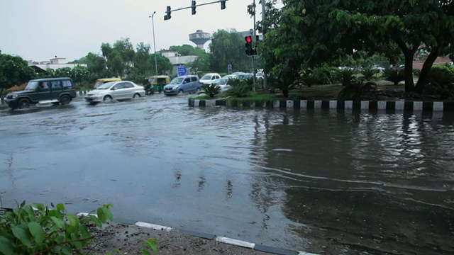 在充满水的道路上行驶的车辆视频素材