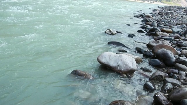 自由流动的河流视频素材