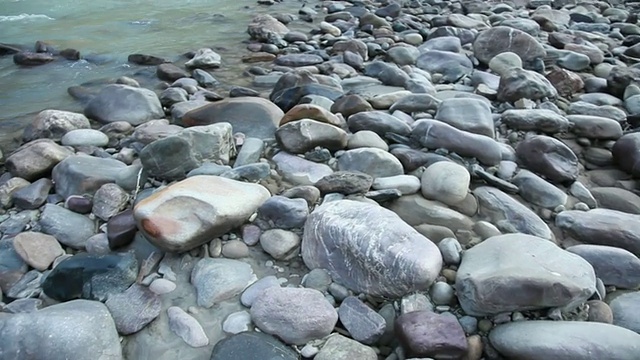 岩石在河岸视频素材