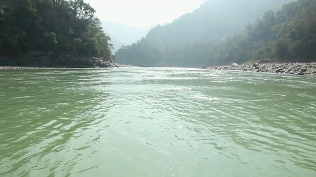 在山谷中流动的河流视频素材