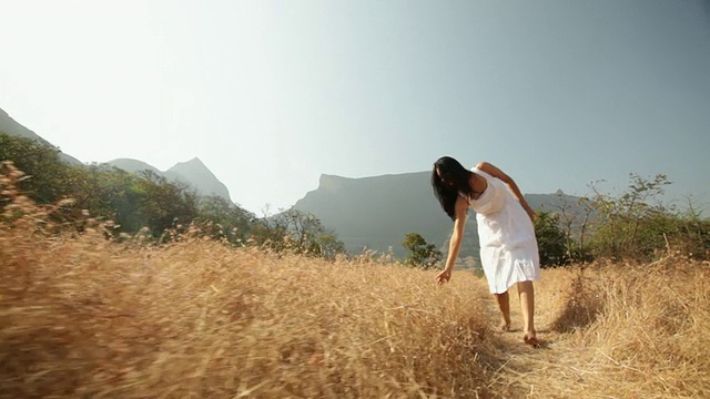 年轻女子在森林里享受视频素材