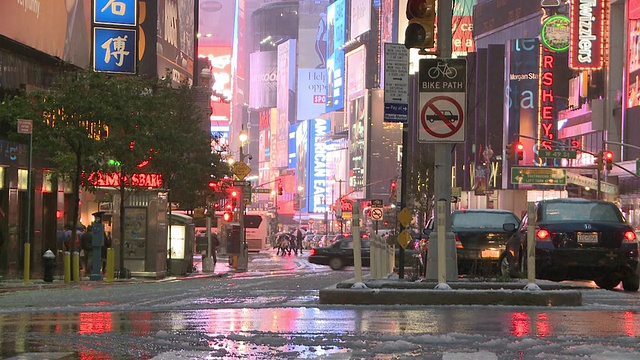 美国纽约，曼哈顿时代广场上的雪和雨视频素材