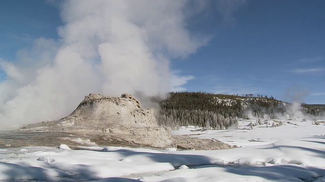 MS间歇泉喷发雪景/黄石国家公园，怀俄明州，联合视频素材