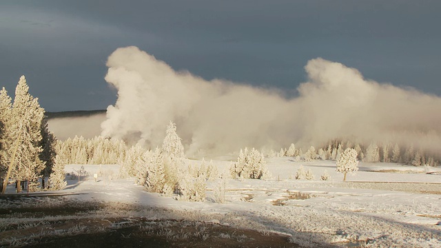 WS PAN雪地地热活动/黄石国家公园，怀俄明州，联合视频素材