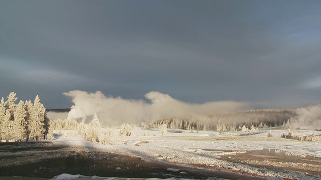 美国怀俄明州黄石国家公园雪地地热区视频素材