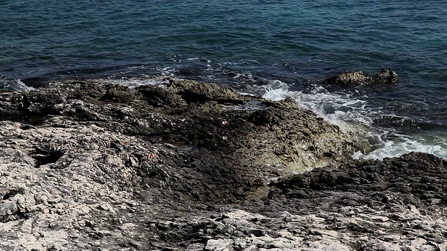 海浪撞击岩石视频下载