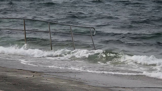 海浪冲击着海滩视频素材