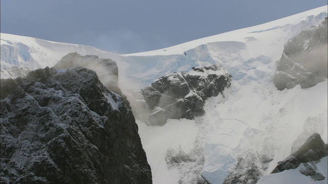 南极洲Cuverville岛，冰雪覆盖的岩石山视频素材