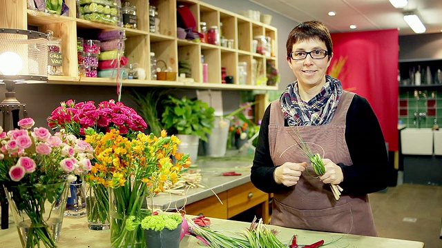 MS zflower装饰站在商店/阿尔比，米迪比利牛斯，法国视频素材