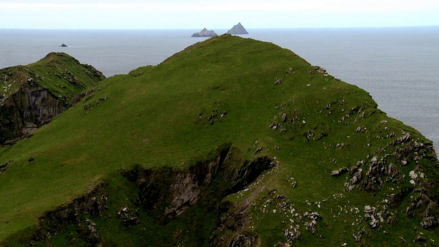 爱尔兰明斯特克里附近海域的航空WS POV Skellig岩视频素材