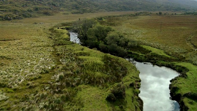 MacGillycuddy reek mountains / Killarney国家公园蜿蜒的河流，克里，明斯特，爱尔兰视频素材