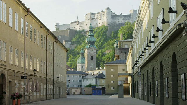 沿着Hofstallgasse和Festspielhaus(节日大厅)正面的LS ZI视图，右边是圣彼得Archabbey和Hohensalzburg Castle(山顶上)视频素材