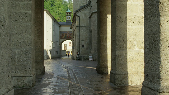 通往教堂广场的LS狭窄小巷，沿着Franziskanerkirche(圣弗朗西斯教堂)视频素材