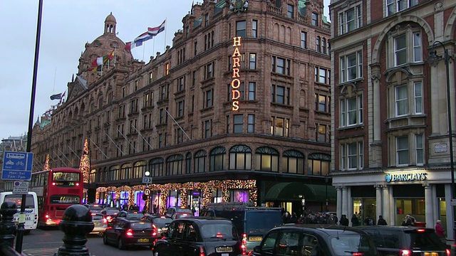 英国伦敦布朗普顿路的WS Harrods商店视频素材