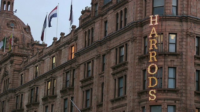 英国伦敦布朗普顿路的MS Harrods商店视频素材