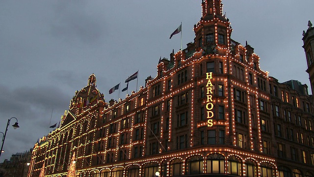 英国伦敦布朗普顿路的MS Harrods商店视频素材