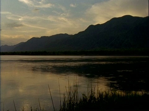 WA视图的河流流过剪影的山区景观，Mana池，日光，Mana池，津巴布韦视频素材