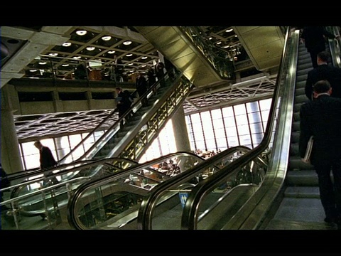 MS People on escalators，劳埃德大厦，伦敦，英国视频素材