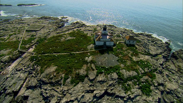 低空中，岩石岛在海/蛋岩，缅因州视频素材