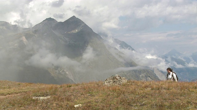 在瑞士瓦莱的Riffelberg / Zermatt爬山的WS徒步者视频素材