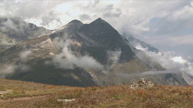 在瑞士瓦莱的riffelberg / Zermatt, WS徒步者下山视频素材