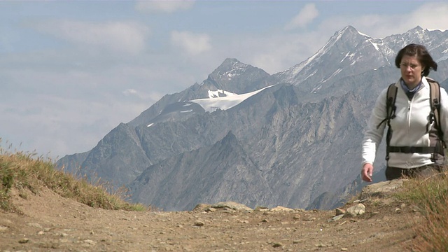 瑞士瓦莱市，Riffelberg / Zermatt山前的MS徒步者视频素材