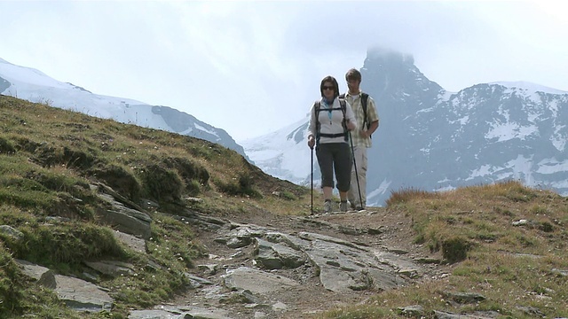 MS徒步者攀登和行走在Riffelberg / Zermatt, Valais，瑞士视频素材