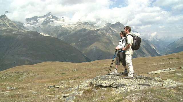 WS徒步者站在瑞士瓦莱的Riffelberg / Zermatt观看视频素材