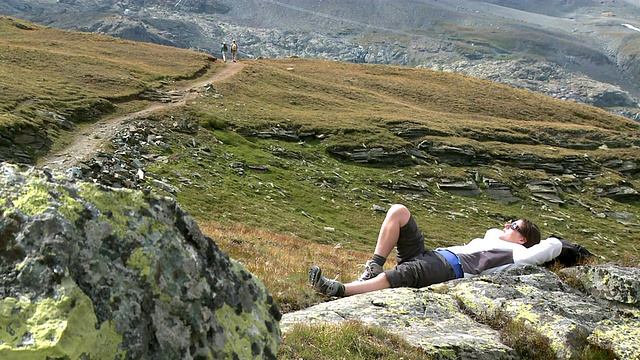 MS Hiker在Riffelberg / Zermatt, Valais, Switzerland休息视频素材