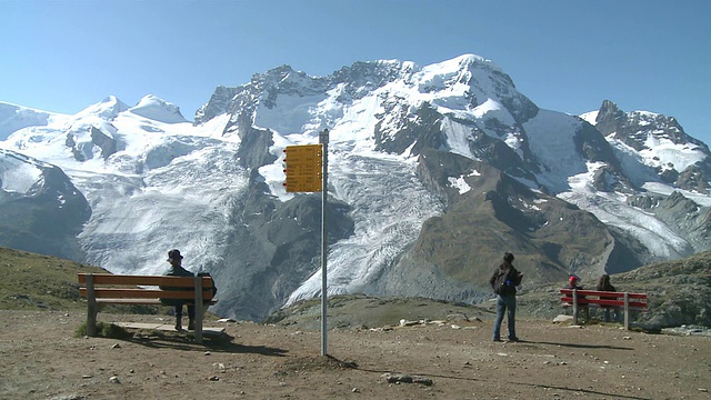 游客在rotenboden / Zermatt，瓦莱，瑞士享受视频素材