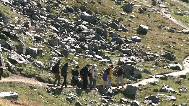 MS TS Guide在rotenboden / Zermatt, Valais, Switzerland为徒步旅行者提供指导视频素材