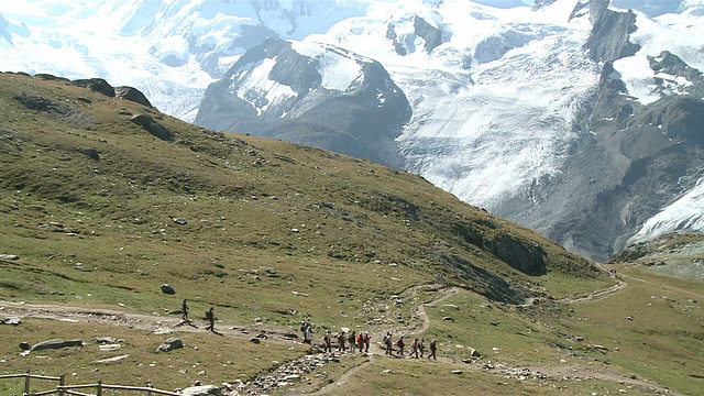 游客漫步在瑞士瓦莱市的rotenboden / Zermatt视频素材