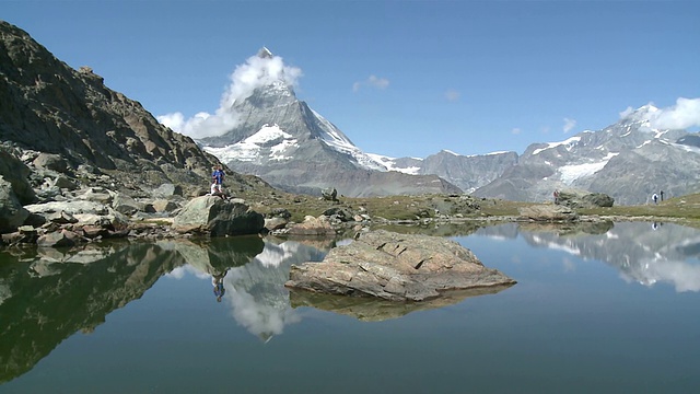 旅游徒步漫游在riffelberg和马特霍恩/泽马特，瓦莱，瑞士视频素材