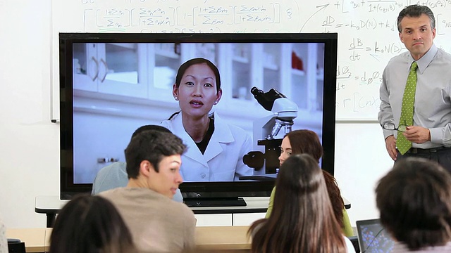 华盛顿大学学生与教师和科学家在课堂上进行视频会议/美国弗吉尼亚州里士满视频素材