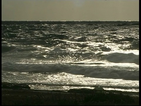 以色列地中海沿岸阳光下的海浪视频素材