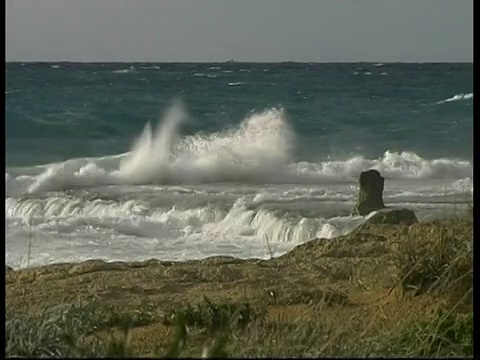 地中海;以色列海滩上的海浪视频素材