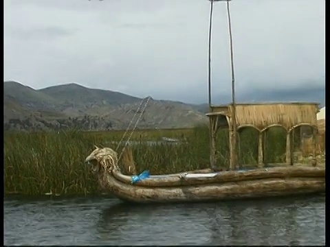 小船停泊在村庄，喀喀湖，秘鲁视频素材